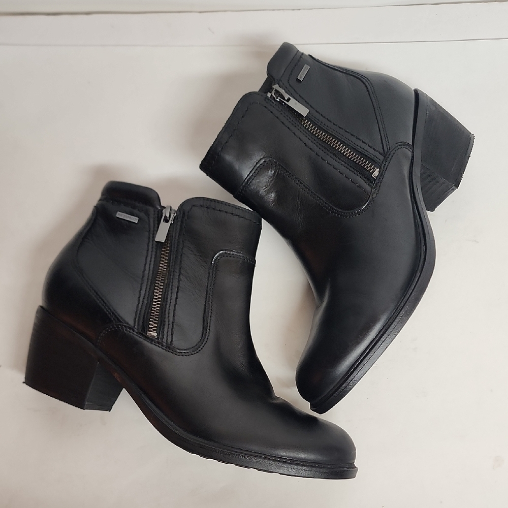 Clarks Black Neva Zip Faux Leather Waterproof Sz 9.5 Ankle Booties 2.5" Heel